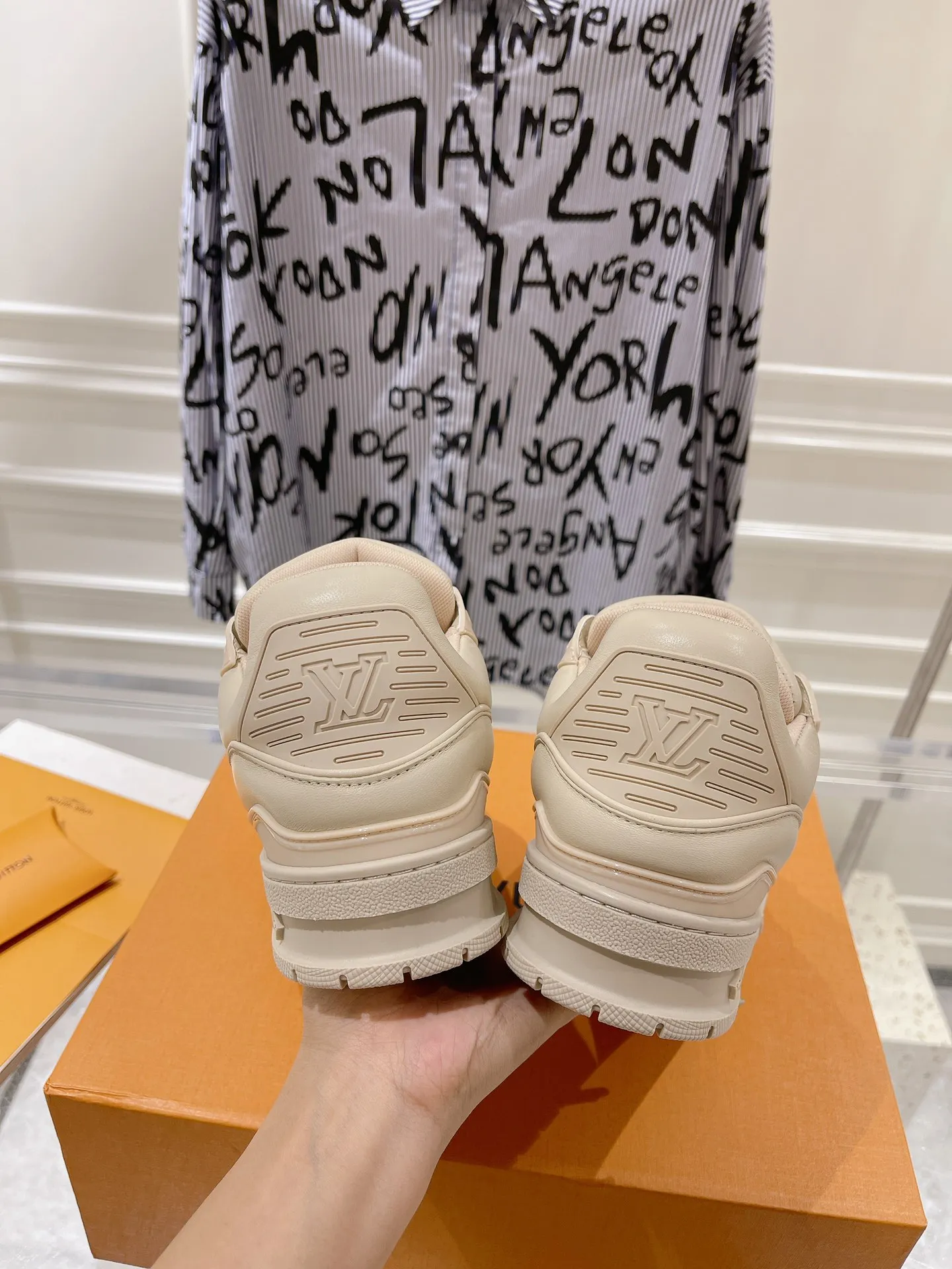 👟👟Ex-factory price 840👟👟 Top version #couple style 2024 hot LV 𝘁𝗿𝗮𝗶𝗻𝗲𝗿 series of the latest couple style sneakers, the quality has been upgraded again, the details are awesome, it just doesn’t look too good! The model was sold out immediately within ten minutes of the official website going on sale. TPU outsole, mold fee is 2w+. The texture is comparable to the original version. The feet are made of polymeter micro-material and breathable British mesh. The details are the same as the original version. Please pay attention to distinguish the currency materials on the market. Size: Female 35-39, Male 39-45M